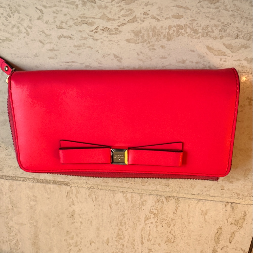 Coral Kate Spade Wallet. Pristine condition